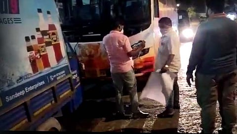 IPL Team Bus : मनसेने फोडली आयपीएल खेळाडूंची बस, स्थानिकांना डावलल्याने खळ्ळफट्ट्याक आंदोलन