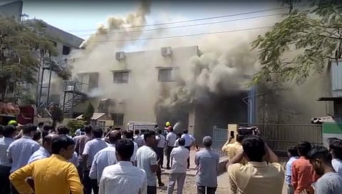 इंडीकेटर बनवणाऱ्या कंपनीला आग www.pudharinews.