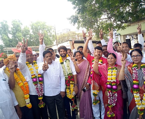 कात्रज दूध संघाच्या निवडणुकीत विजयी झालेले उमेदवार. डावीकडून अरुण चांभारे (खेड), बाळासाहेब खिलारी (जुन्नर), राष्ट्रवादीचे जिल्हाध्यक्ष प्रदीप गारटकर, स्वप्निल ढमढेरे (शिरूर), जि. प.च्या माजी अध्यक्षा निर्मला पानसरे, भाऊ देवाडे (जुन्नर), केशरबाई पवार (शिरूर), लता गोपाळे (खेड).