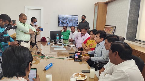 पत्रकारांशी संवाद साधताना भाजप नेते किरीट सोमय्या