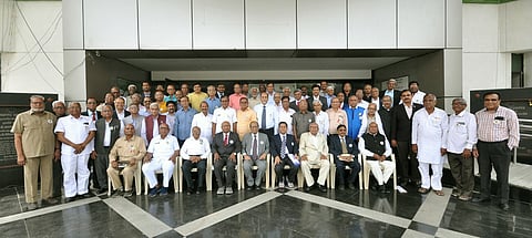 साखर संकुलच्या प्रांगणात मराठवाडा कृषी विद्यापीठाच्या सुवर्णमहोत्सवी संमेलनानिमित्त कुलगुरुसमवेत एकत्र आलेले माजी विद्यार्थी.