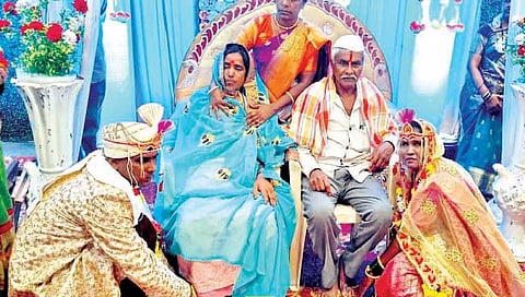 कोल्हापूर : मरणासन्न आईच्या स्वप्नासाठी अंध मुलगा सुनील लग्नबंधनात
