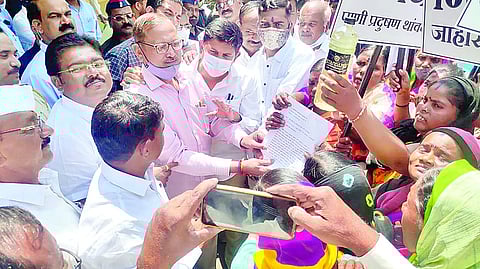 निरा नदी प्रदूषणाचे निवेदन स्वीकारताना जवाहर सस्ते व इतर.