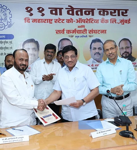 राज्य सहकारी बँकेच्या कर्मचारी संघटनेशी झालेल्या वेतन कराराप्रसंगी विद्याधर अनासकर व इतर