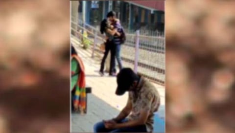 डोंबिवली रेल्वे स्टेशनवर दिवसा माणसांच्या गर्दीत खुल्लमखुल्ला ‘किसिंग’ कार्यक्रम ! Video व्हायरल