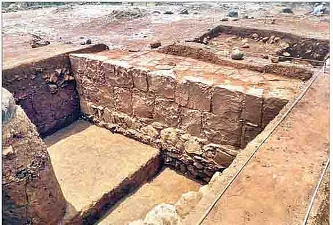 राजगडाच्या पायथ्याला शिवपट्टण परिसरातील खोदकामात सापडलेले शिवकालीन आधुनिक दर्जाच्या बांधकामाचे नमुने.