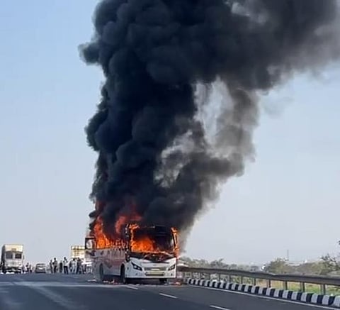 सातारा पुणे महामार्गावरील जळत असलेली शिवशाही बस. या आगीत ही बस भस्मसात झाली.