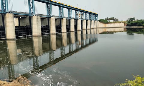 सोमंथळी बंधार्याच्या काळ्याकुट्ट पाण्याचे दृश्य.