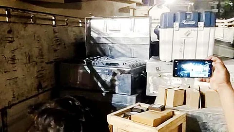 UP Election : यूपीमध्ये तीन ठिकाणी EVM घोळ; वाराणसीसह ३ केंद्रातील अधिकाऱ्यांवर कारवाई