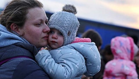रशियाने हल्ले तीव्र केल्यामुळे युक्रेनमधून नागरिक मोठ्या प्रमाणावर निर्वासित होत आहेत. व्यथित मनाने आपल्या चिमुकल्यासह मातृभूमी सोडणारी महिला.
