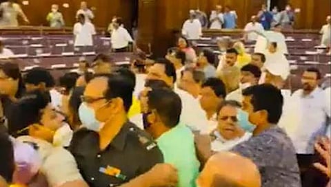 प. बंगाल विधानसभेत भाजप-तृणमूलचे आमदार भिडले, भाजपचे ५ सदस्य निलंबित