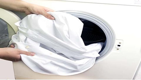 ‘या’ उपायांनी येईल तुमच्या पांढऱ्या कपड्यांना चमक