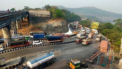 मुंबई-पुणे एक्स्प्रेसवर खंडाळा बोरघाटात केमिकलचा टँकर पलटी, ६ किलोमीटर पर्यंत वाहनांच्या रांगा