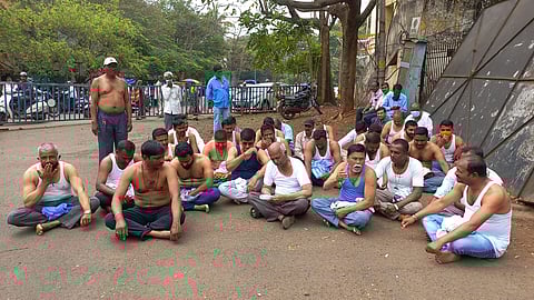 बेळगाव: अर्धनग्न अवस्थेत खासगी भाजी मार्केटच्या विरोधात आंदोलन