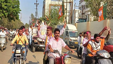ये तो झाकी है, महाराष्ट्र बाकी है च्या जय घोषात जळगावात विजयोत्सव