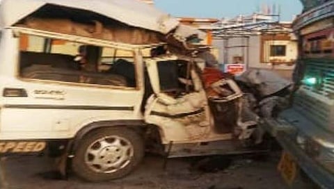 बुलडाणा : बोलेरो-ट्रकच्या भीषण अपघातात ५ भाविक ठार