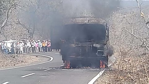 नांदेड : पुसद – उमरखेड मार्गावर बर्निंग बसचा थरार