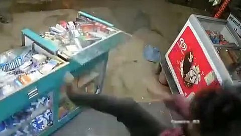 नशेखोरांंनी औषध दुकानाची तोडफोड केल्याची घटना सीसीटीव्हीत कैद झाली आहे.