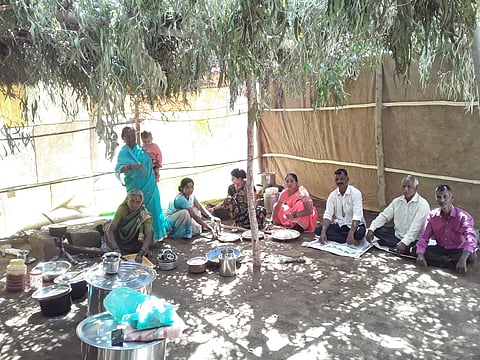 टिक्केवाडी : येथील गुळं काढण्याच्या परंपरेनुसार पाल मांडुन शिवारात वास्तव्य करण्याची तयारी करीत असताना