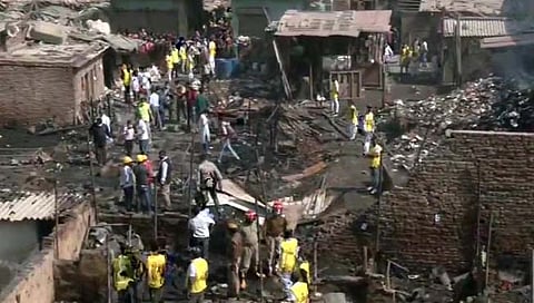 दिल्लीत अग्नितांडव : सात जणांचा होरपळून अंत, ३० झोपड्या आगीत भस्मसात