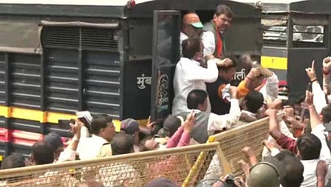 भाजपचा मोर्चा मेट्रो सिनेमाजवळ अडवला; देवेंद्र फडणवीसांसह भाजप नेत्यांना ताब्यात घेऊन सोडले