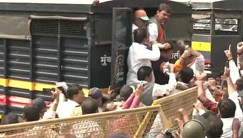 भाजपचा मोर्चा मेट्रो सिनेमाजवळ अडवला; देवेंद्र फडणवीसांसह भाजप नेत्यांना ताब्यात घेऊन सोडले