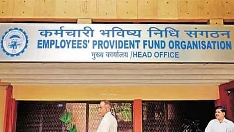 PF Interest Rate : पीएफवरील व्याजदरात घट, केंद्राचा नोकरदारांना दे धक्का!