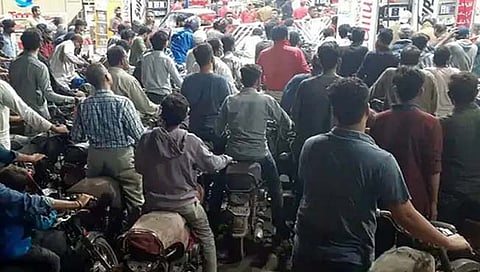 fuel shortage in shirlanka : पेट्रोल-डिझेलच्या विक्रीला सैन्याचे संरक्षण