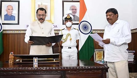 गोवा : राज्यपालांचे प्रतिनिधी म्हणून गणेश गावकर यांनी घेतली शपथ, मुख्यमंत्री पदाबाबत सस्पेन्स वाढला