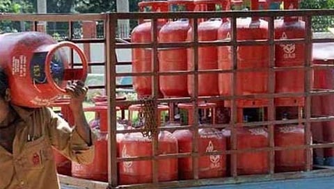 LPG cylinder prices today | मोठा दिलासा! गॅस सिलिंडर दरात ८३ रुपयांची कपात, जाणून घ्या नवा दर