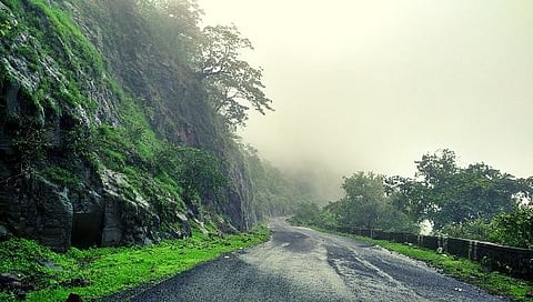 मुंबई : घाट रस्त्यांची कामे युद्धपातळीवर करणार