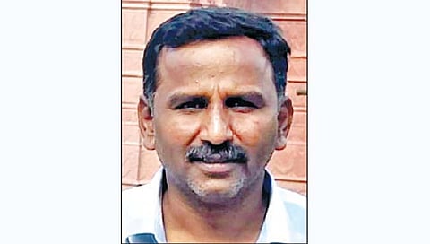 पत्नीही गंभीर: दुचाकी व्यवहारातून प्रकार: चौघांना अटक