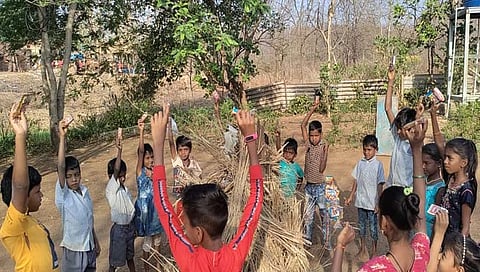 शहापूर : जि. प. प्राथमिक शाळा जांभुळपाडा केंद्र सापगाव विद्यार्थ्यांनी पेटवली व्यसनांची होळी