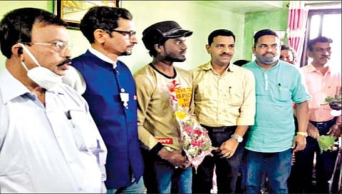 मंडणगड : स्थानिक प्रशासनाच्या वतीने तहसीलदार नारायण वेंगुर्लेकर यांनी आकाश कोबनाक याचे स्वागत केले त्या प्रसंगी.