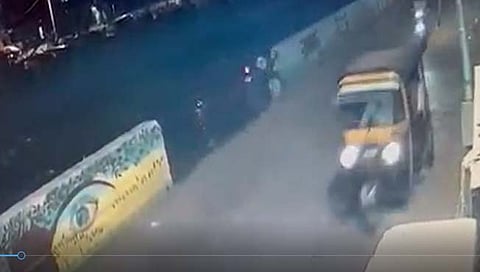 मालाड : संरक्षक भिंत न दिसल्याने दुचाकीसह तरुण नाल्यात कोसळला