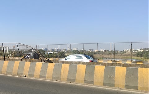 Garbage bags are falling on the bodies of citizens