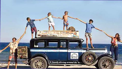 जुन्या गाडीतून 102 देशांचा प्रवास