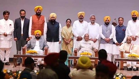 आम आदमी पार्टीच्या १० आमदारांनी आज मंत्रीपदाची शपथ घेतली.