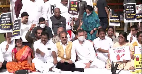 महागाईविरोधात काँग्रेसचा ‘हल्लाबोल’, राहुल गांधींसह ज्येष्ठ नेते उतरले रस्त्यावर