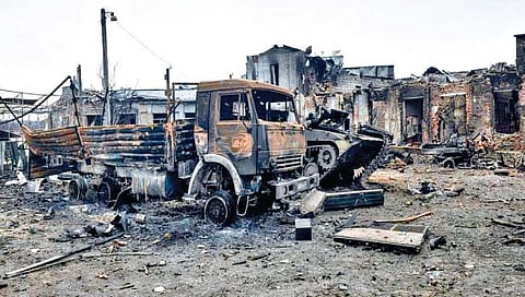 रशियन हल्ल्यामुळे युक्रेनमध्ये 25 लाखांवर लोकांचे देशांतर्गत विस्थापन झाले आहे आणि 5 हजारांवर रहिवासी इमारती नेस्तनाबूत झाल्या आहेत, असे संयुक्त राष्ट्रांनी आपल्या अहवालात नमूद केले आहे.