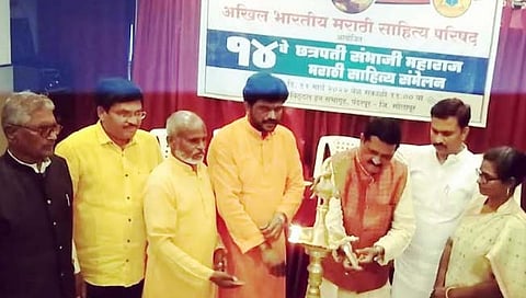 डावीकडून प्रा. पंडीतराव लोहकरे, परमेश्वर पालकर, फुलचंद नागटिळक, शरद गोरे, युवराज संभाजीराजे, अभिजित पाटील, डॉ. शोभा शिरढोणकर.