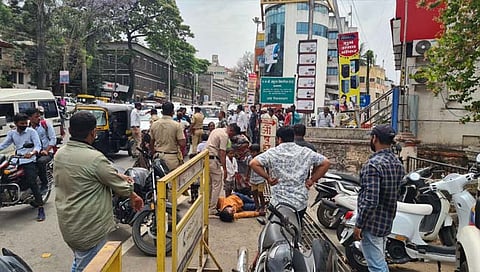 गृहराज्यमंत्री शंभूराज देसाई यांच्या निवासस्थानासमोर गोंधळ www.pudharinews