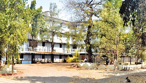 सोलापूर : झेडपीची वसतिगृहे पडलीत धूळखात