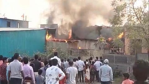 स्वतःच्याच घराला आग, शेजार्यांचेही नुकसान