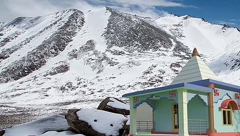 temple in kashmir : पंडितांनी काश्मीर सोडल्यानंतर कोण करतय तेथील मंदिराची देखभाल