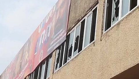 प्रेक्षकांनी सिनेमागृहाच्या खिडक्या फोडल्या