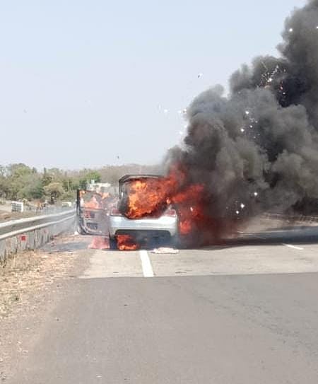वर्धा : सेलसुरा शिवारात ‘द बर्निंग कार’चा थरार