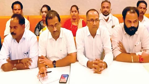 काँग्रेसने पोलिसांवर आणू नये दबाव