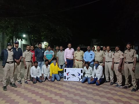 पुणे : यवतमध्ये ४ गावठी पिस्टल, १ रिव्हॉल्वर आणि १३ जिवंत काडतुसे जप्त, ५ जणांची टोळी जेरबंद