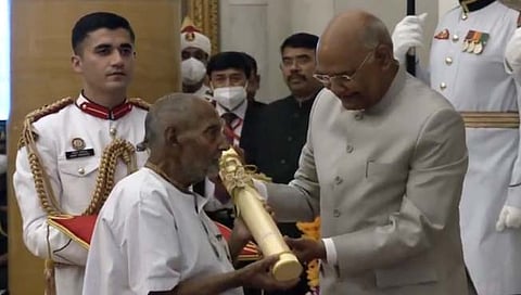 पद्मश्री मिळवणारे १२६ वर्षाचे योगगुरू स्वामी शिवानंद कोण आहेत?